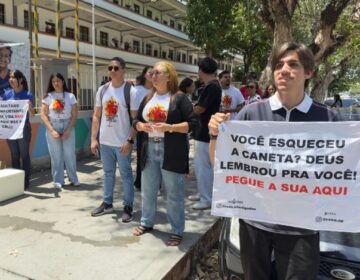 Jovens levam água, caneta e apoio espiritual a candidatos antes do Enem em Macapá