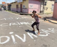 Moradores usam grafia errada com bom humor para fazer alerta em cruzamento sem sinalização