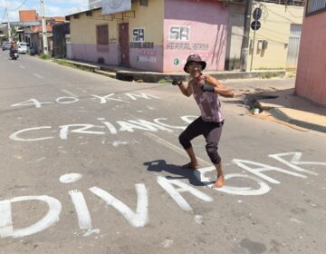 Moradores usam grafia errada com bom humor para fazer alerta em cruzamento sem sinalização