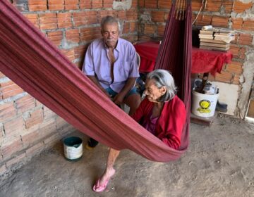 Filho de 70 anos cuida sozinho da mãe de 107, sem alimentos e em lar precário