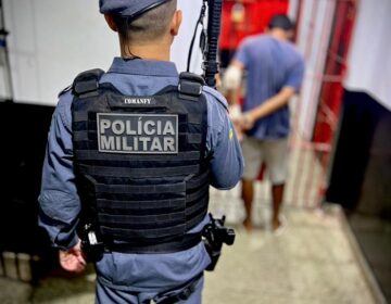 Suspeito é preso após furto de carnes, fogão, mesas e caixa de som de trailer