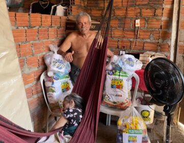 Ajuda chega para filho de 70 anos que cuida da mãe de 107; casa será reformada