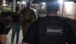 Denarc apreende tablete de cocaína e arma de uso restrito