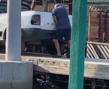 Após vexame de motorista em passarela, governo emite alerta bem-humorado: ‘aí não dá, meu patrão’