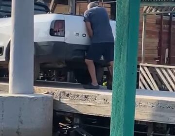 Após vexame de motorista em passarela, governo emite alerta bem-humorado: ‘aí não dá, meu patrão’