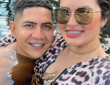 Policial morto em delegacia recebe progressão póstuma; esposa faz homenagem emocionante