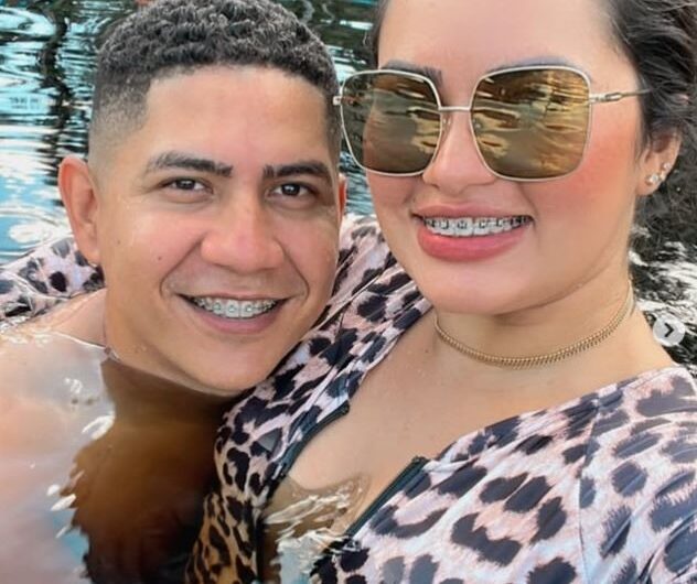 Policial morto em delegacia recebe progressão póstuma; esposa faz homenagem emocionante