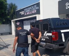 Enforcamentos, socos e golpes com capacete: jovem vivia inferno com o namorado