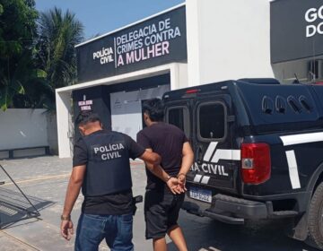 Enforcamentos, socos e golpes com capacete: jovem vivia inferno com o namorado