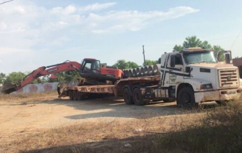 Após briga entre sócios, policiais recuperam retroescavadeira de R$ 1 milhão furtada
