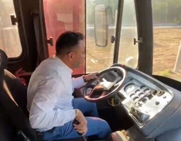 Com sistema em crise, vereador dirige ônibus e leva mais de 200 passageiros