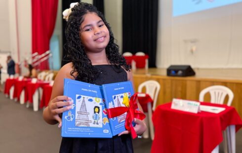 Livro bilíngue de aluna de 10 anos abre lançamento de autores mirins em Macapá