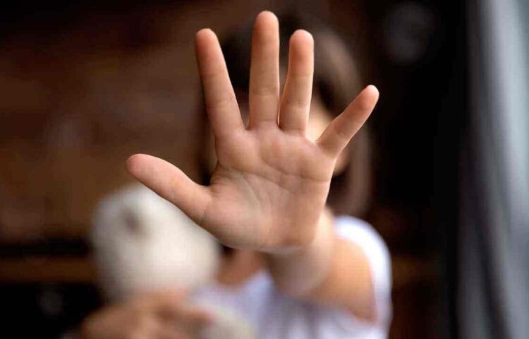 Menina manteve silêncio por meses sobre abusos do tio para proteger o irmão