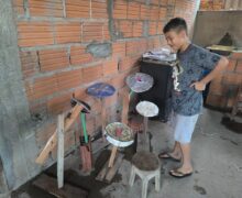 Menino autista cria bateria de lata e madeira para realizar sonho de tocar na igreja