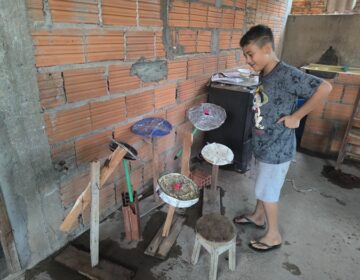 Menino autista cria bateria de lata e madeira para realizar sonho de tocar na igreja
