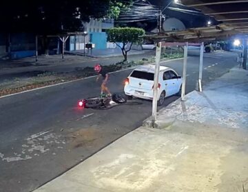 Trabalhador pede ajuda para identificar motociclista que destruiu seu carro