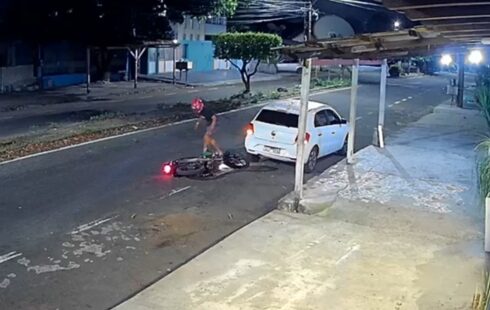 Trabalhador pede ajuda para identificar motociclista que destruiu seu carro