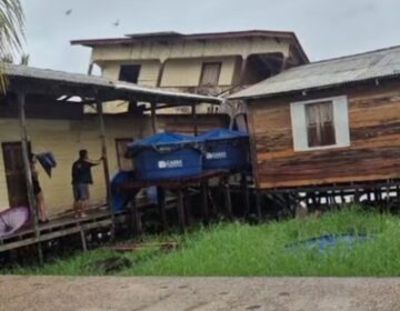 Casa desaba após madrugada de chuvas fortes no Arquipélago do Bailique