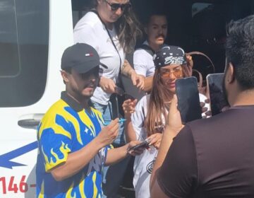 Fã chega horas antes para bater foto com Anitta no Aeroporto de Macapá: “é a parte 1 da maratona”