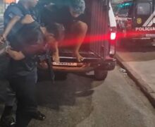 Suspeitos são flagrados dentro de loja pela PM