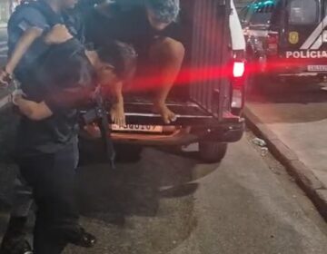 Suspeitos são flagrados dentro de loja pela PM