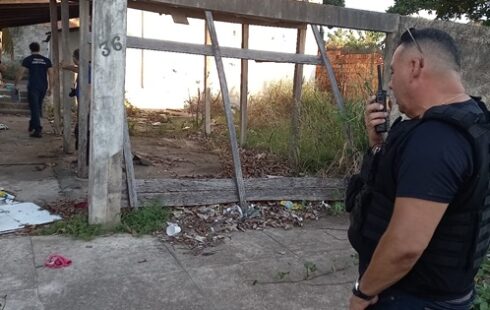 Mulher é morta a facadas em casa usada por dependentes químicos