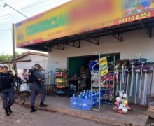 Homem é morto a tiros dentro de comércio