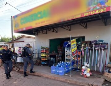 Homem é morto a tiros dentro de comércio