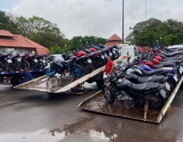 PM acaba com ‘corrida’, prende 8 pessoas e apreende 51 motos