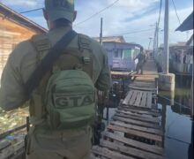 Ofensiva policial contra o tráfico flagra droga em capacete e prende 2 suspeitos