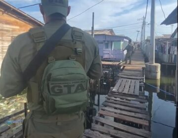 Ofensiva policial contra o tráfico flagra droga em capacete e prende 2 suspeitos