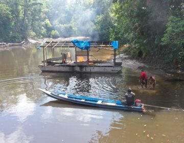 Mercúrio e ouro são apreendidos e balsas de mineração clandestina são destruídas
