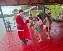 Aposentado junta latinhas o ano todo, vende e compra presentes para doar a ribeirinhos no Natal
