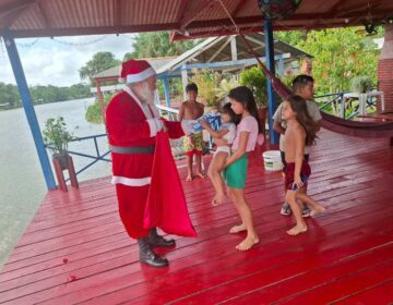 Aposentado junta latinhas o ano todo, vende e compra presentes para doar a ribeirinhos no Natal