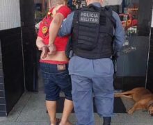 Após tentar fugir, traficante com bolsos cheios de drogas dá nome falso, mas acaba reconhecido