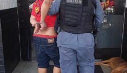 Após tentar fugir, traficante com bolsos cheios de drogas dá nome falso, mas acaba reconhecido