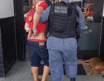 Após tentar fugir, traficante com bolsos cheios de drogas dá nome falso, mas acaba reconhecido