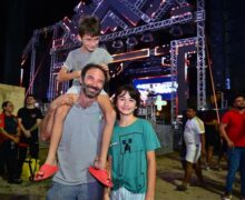 Turistas, famílias e amigos curtem abertura do Réveillon ao som das potentes aparelhagens
