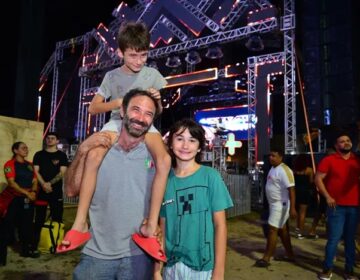 Turistas, famílias e amigos curtem abertura do Réveillon ao som das potentes aparelhagens