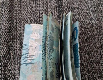 “Não é meu”, diz aposentado à procura de quem perdeu notas de R$ 100 em Macapá