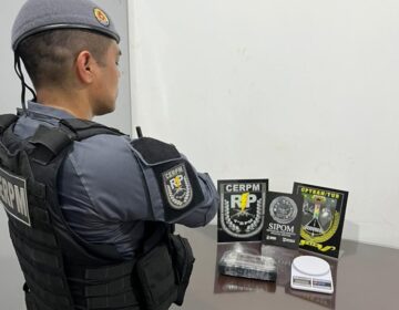 Ocupante de moto abandona sacola com 1kg de drogas mas acaba preso