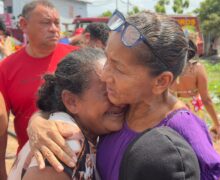 “Deus dá em dobro, meus filhos estão vivos”: O alívio da mãe que viu o fogo levar sua casa e sua igreja