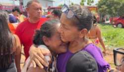 “Deus dá em dobro, meus filhos estão vivos”: O alívio da mãe que viu o fogo levar sua casa e sua igreja