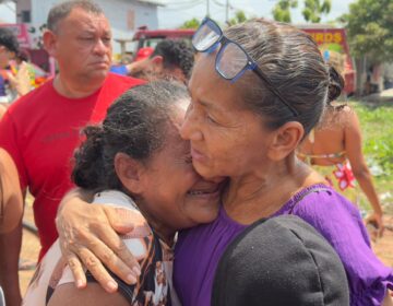 “Deus dá em dobro, meus filhos estão vivos”: O alívio da mãe que viu o fogo levar sua casa e sua igreja