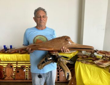 Há duas décadas, artesão aposta na madeira reaproveitada para criar peças manuais e criativas