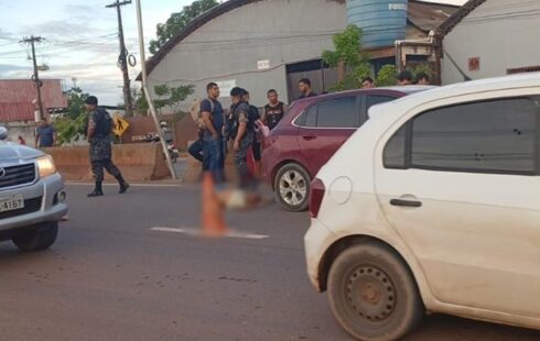 Ciclista idoso morre atropelado ao tentar atravessar a Duca Serra empurrando bicicleta
