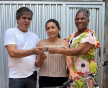 ‘É dela, ganhou com suor’: aposentado devolve R$ 1 mil perdidos por vendedora de frango