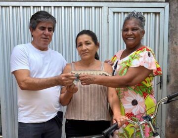 ‘É dela, ganhou com suor’: aposentado devolve R$ 1 mil perdidos por vendedora de frango