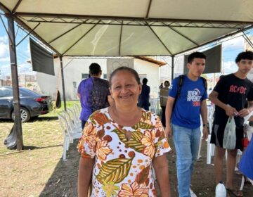 Pastora que perdeu casa e igreja em incêndio recebe geladeira nova