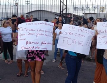 Familiares protestam contra atrasos e má qualidade da alimentação no Iapen